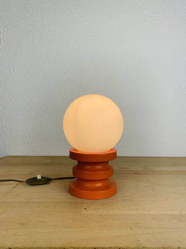 Lampe space age bois orange et globe opaline, années 70