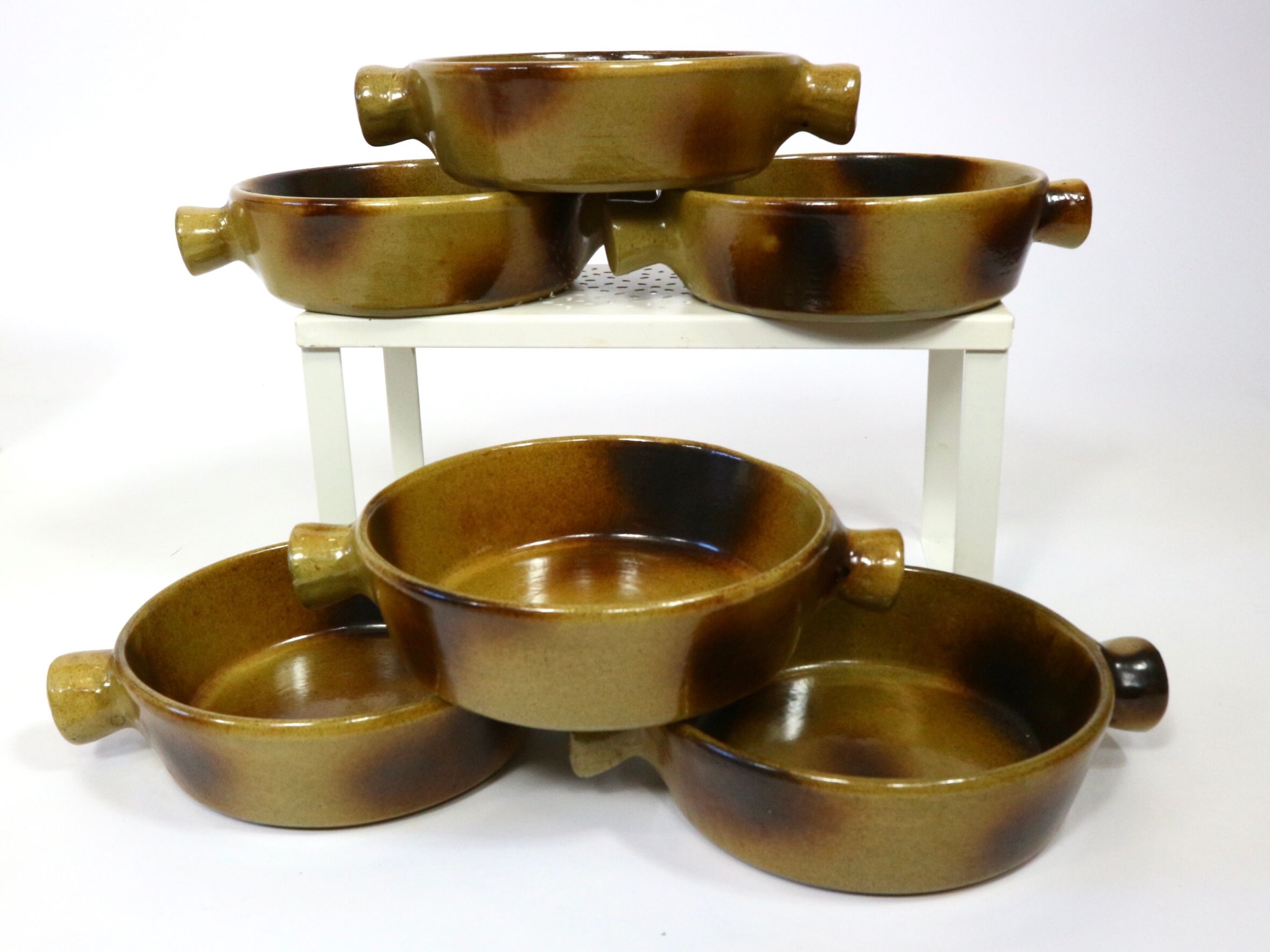 Vintage service plates and serving trays, 39 pieces, silk-screened.