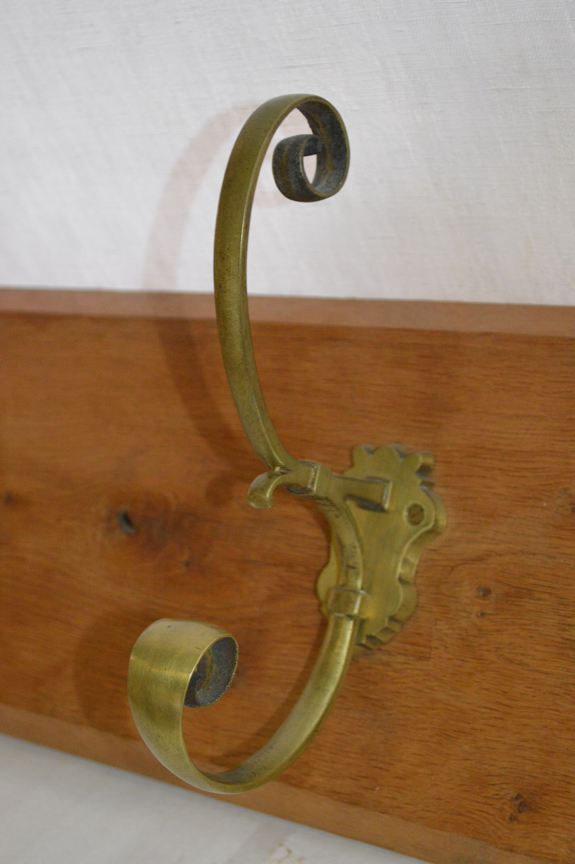 Door coats in oak with 2 hooks brass