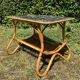 Table basse vintage en rotin et Formica