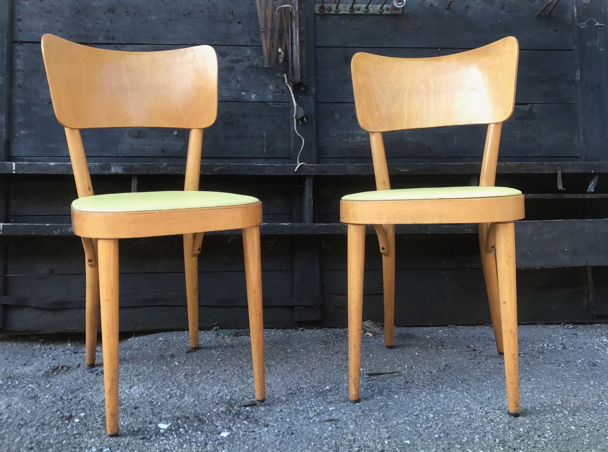 Paire de chaises Baumann en bois et skaÏ jaune vintage