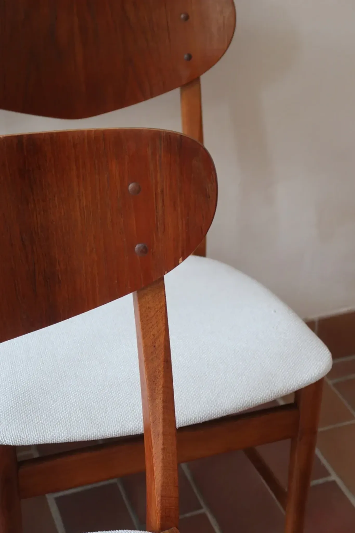 Set of 5 Scandinavian teak chairs from the 1960s, with curved backrest.