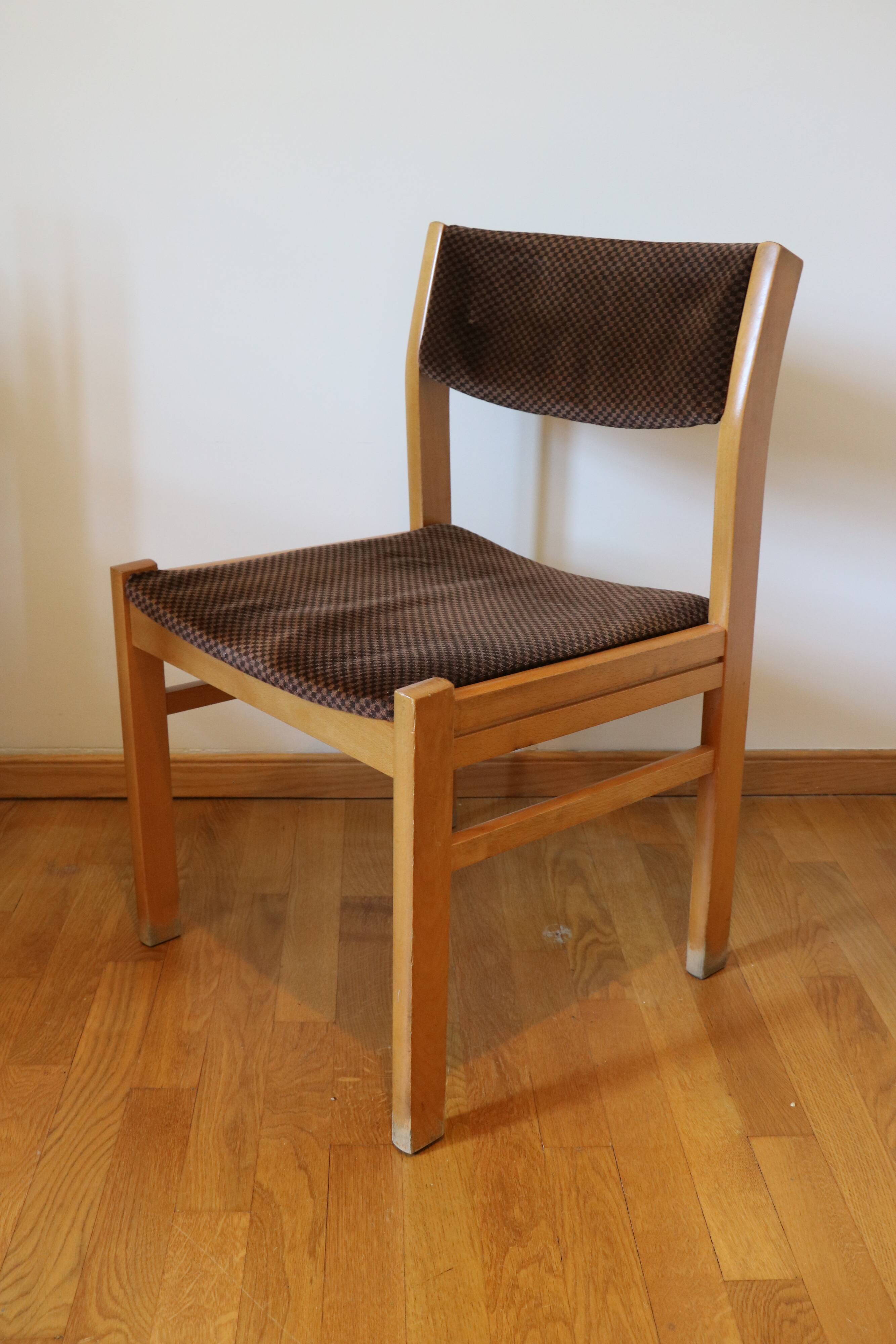4 Scandinavian chairs, wood and checkered velvet.