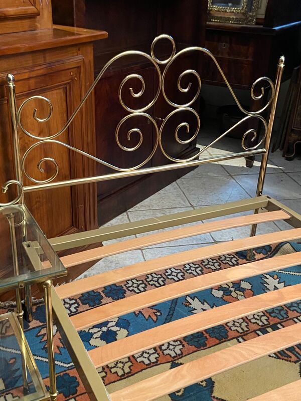 Lit une personne de style romantique en laiton avec table de chevet