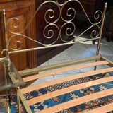 Lit une personne de style romantique en laiton avec table de chevet