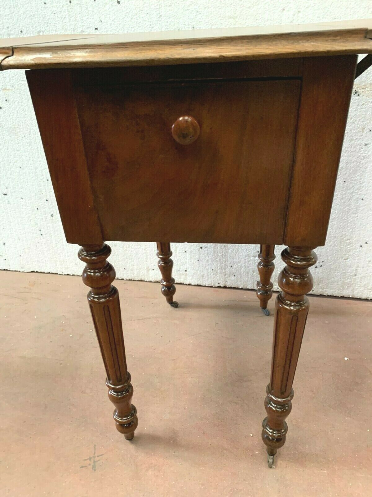Table de chevet a battant en noyer XX siècle