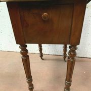 Table de chevet a battant en noyer XX siècle