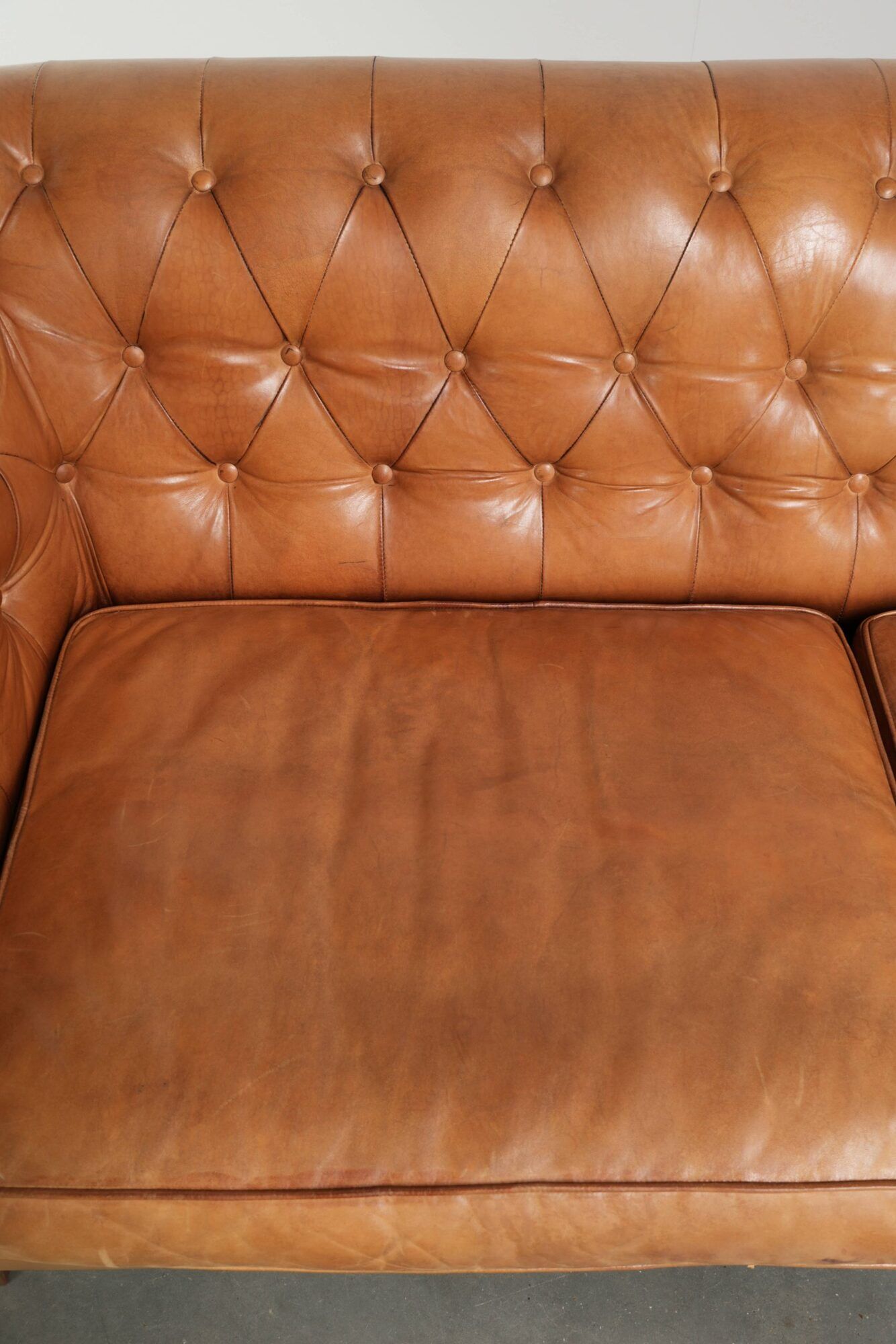 Sheepskin 2.5-seater Chesterfield sofa in a light cognac colour