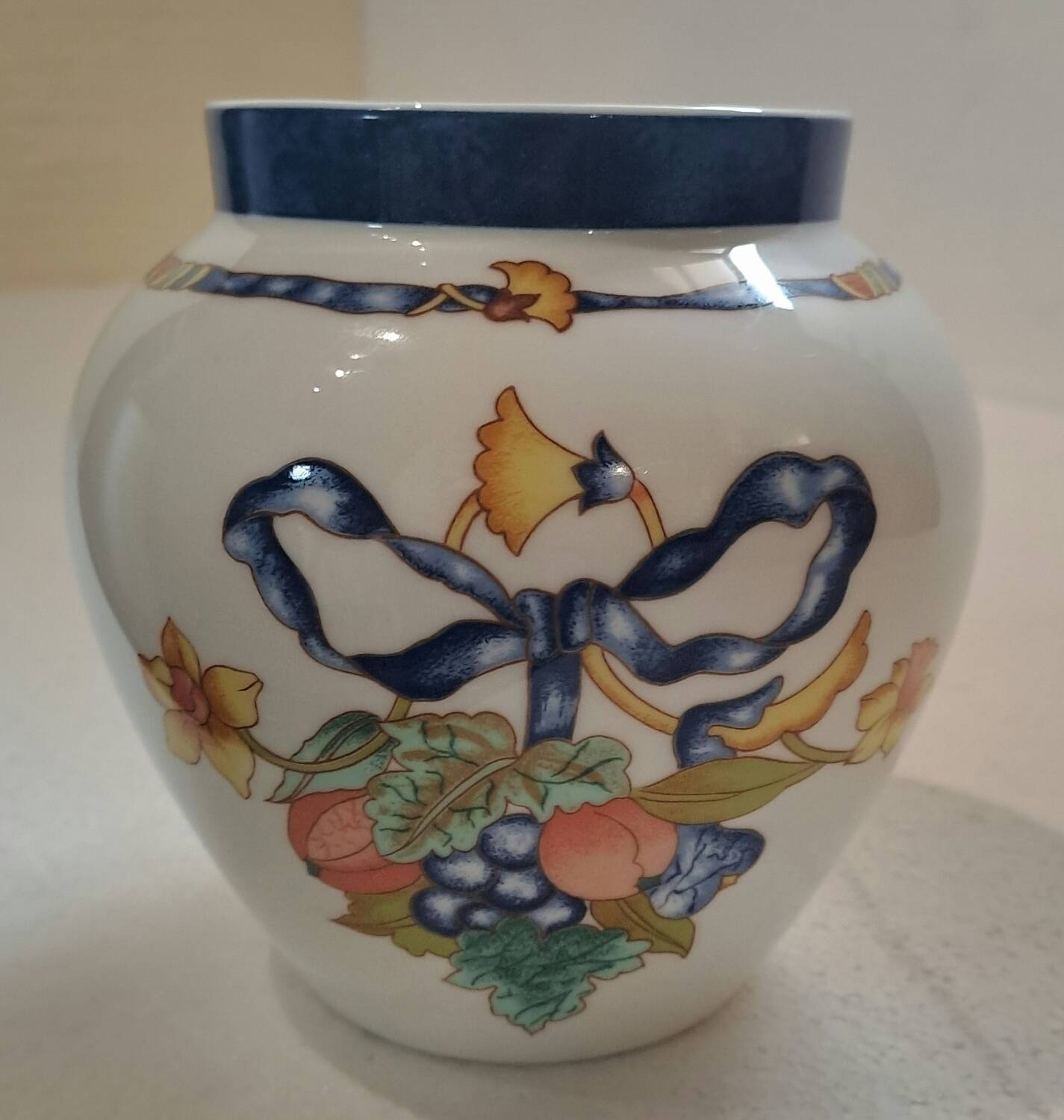 Vase in porcelain Bernardaud Limoges model Borghèse | Selency