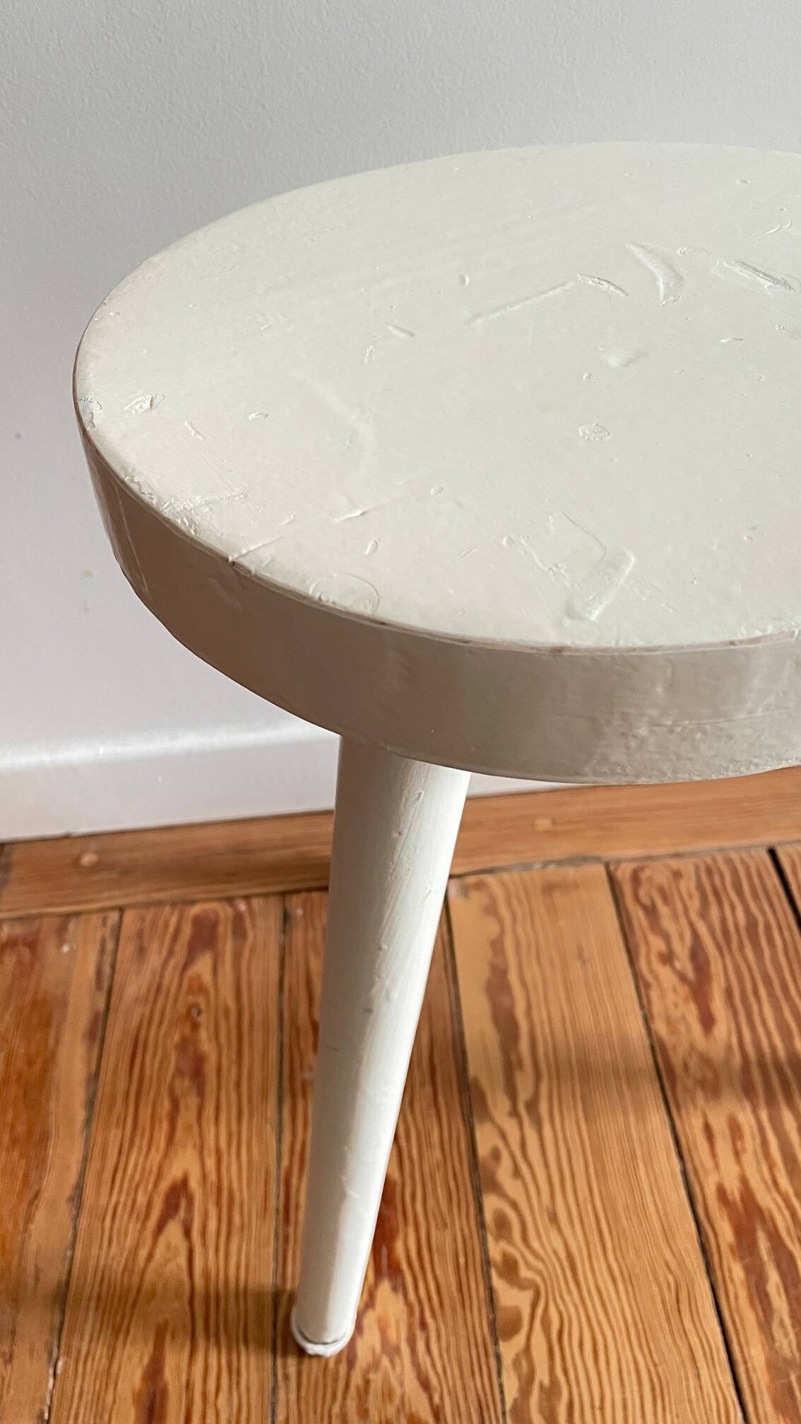 Tabouret tripode bois blanc vintage