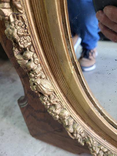 Wooden and gilded mirror with medallion center n°3