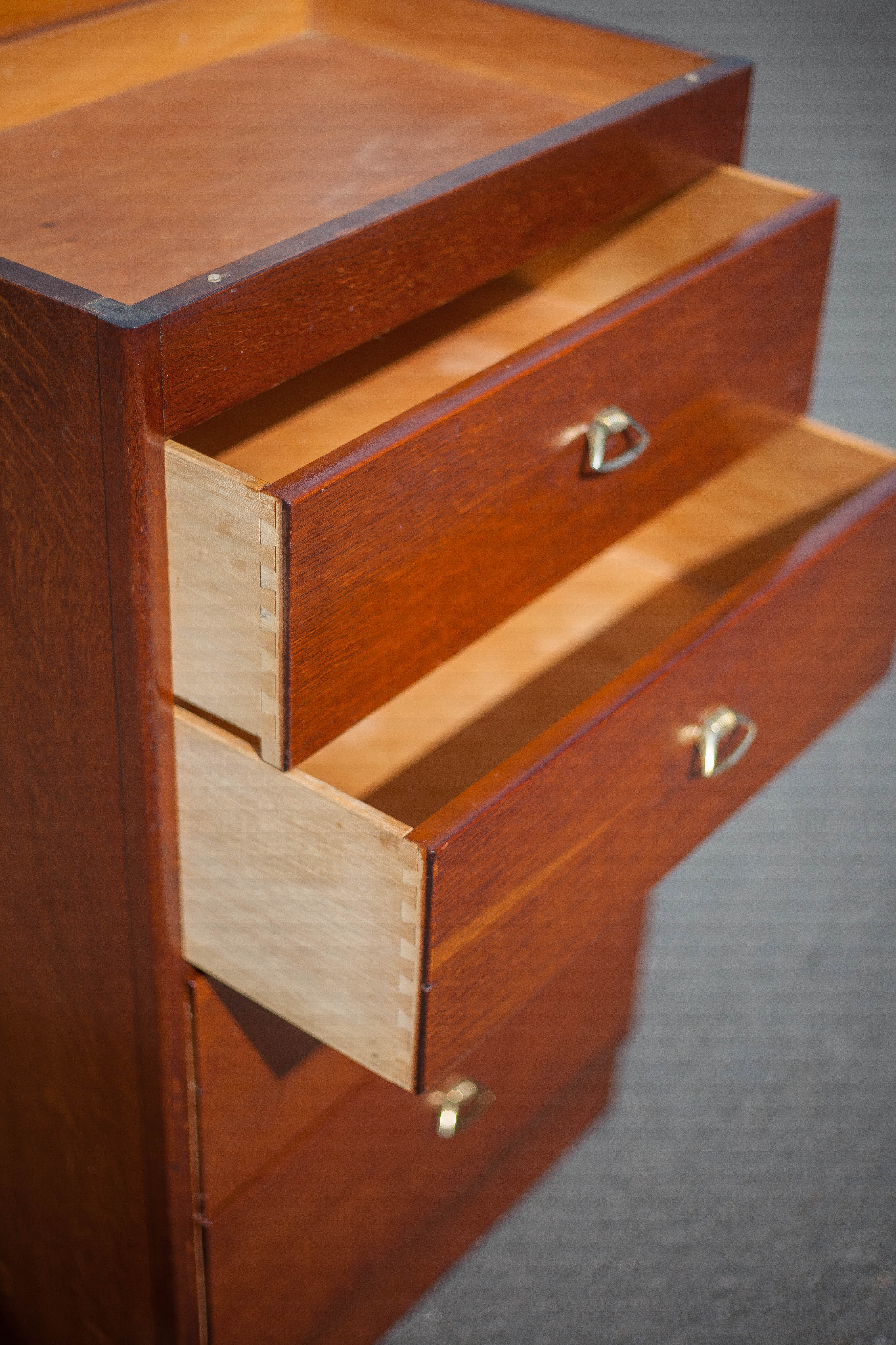Chest of drawers with integrated mirror