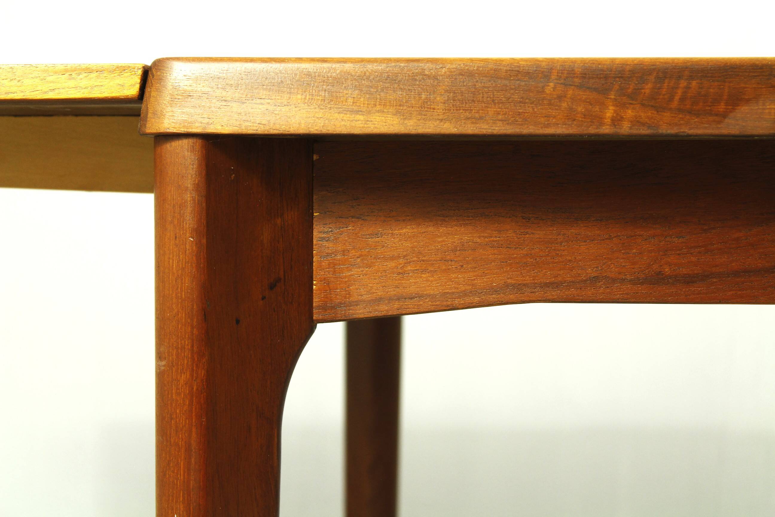 Table à manger en teck par Henning Kjaernulf, Danemark, années 1960.