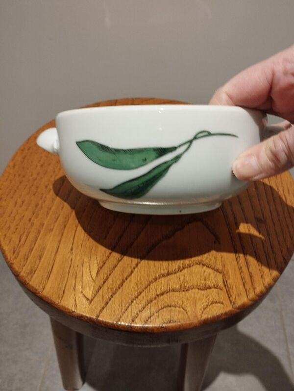 Plat avec son couvercle en porcelaine de Paris