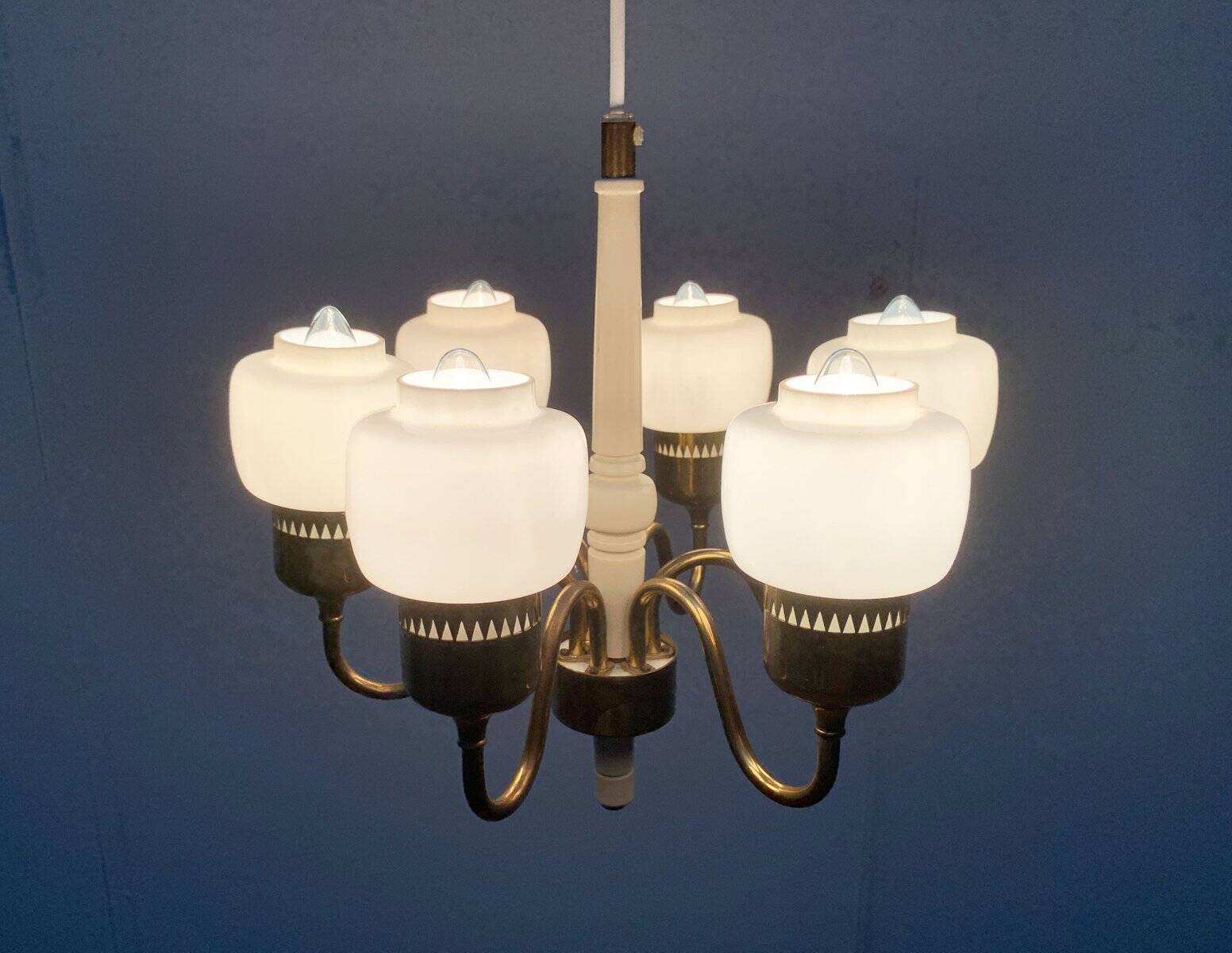 Swedish chandelier T526 from the mid-century by Hans-Agne Jakobsson for Hans-Agne Jakobsson AB.