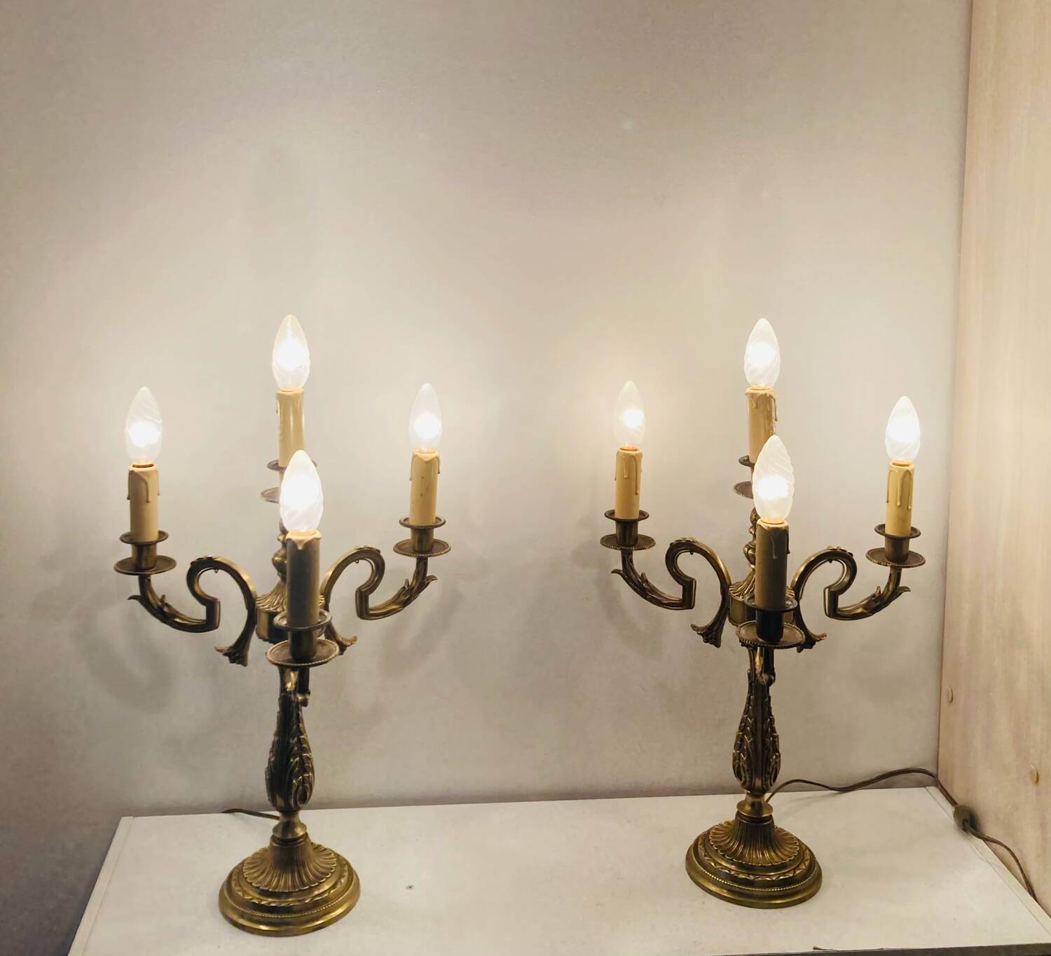 Large table lamps in solid bronze, decorated with acanthus leaves.