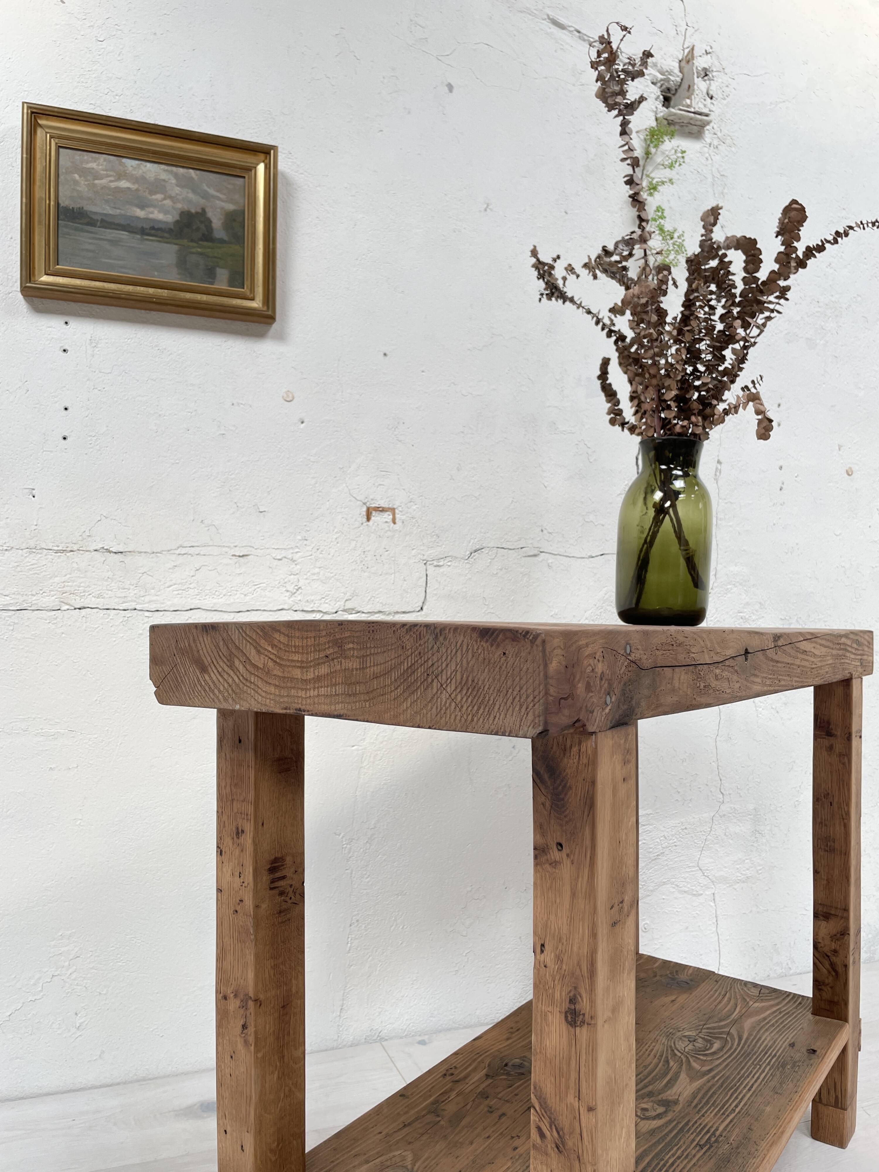 Establishment / console in raw wood