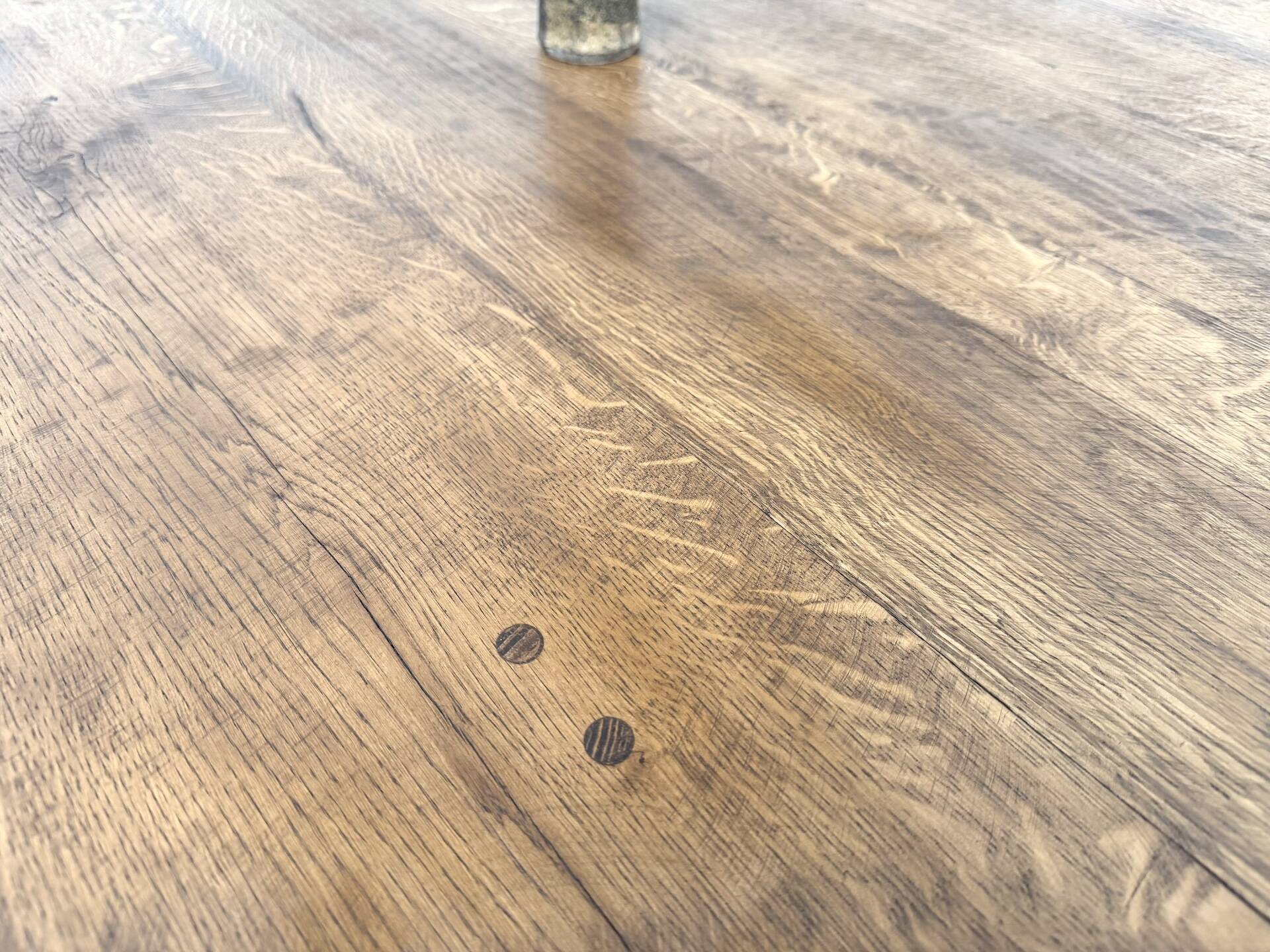 Table ronde moderniste chêne massif, piètement cylindrique pin, DLG Perrian