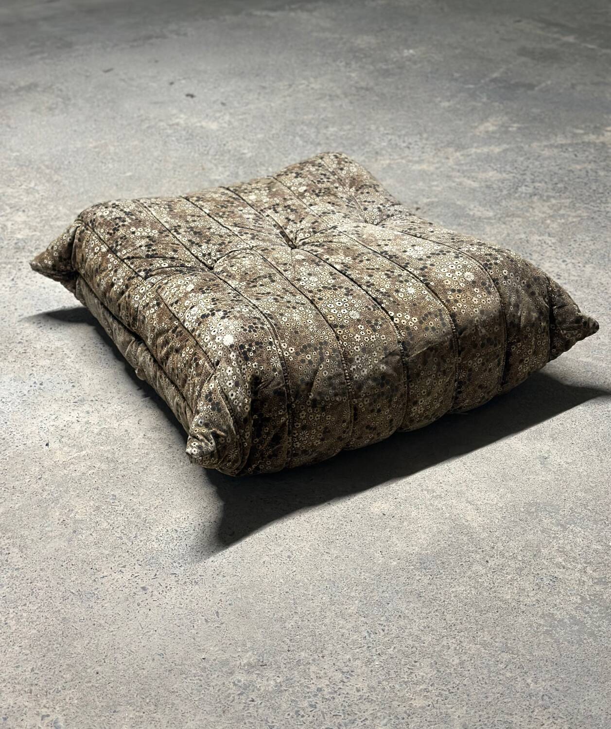 Pouf Togo vintage velours liberty fleurs marron Ligne Roset (rare)