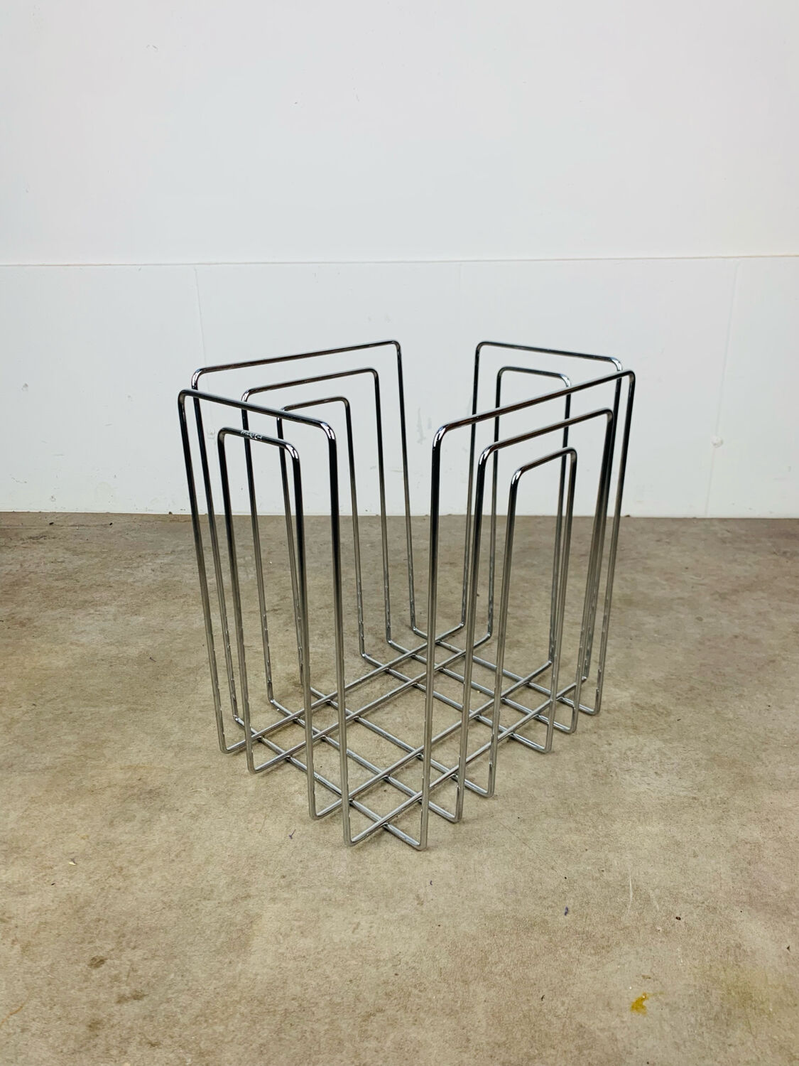 Chrome metal magazine rack by Willy Glaeser for TMP, 1980s.