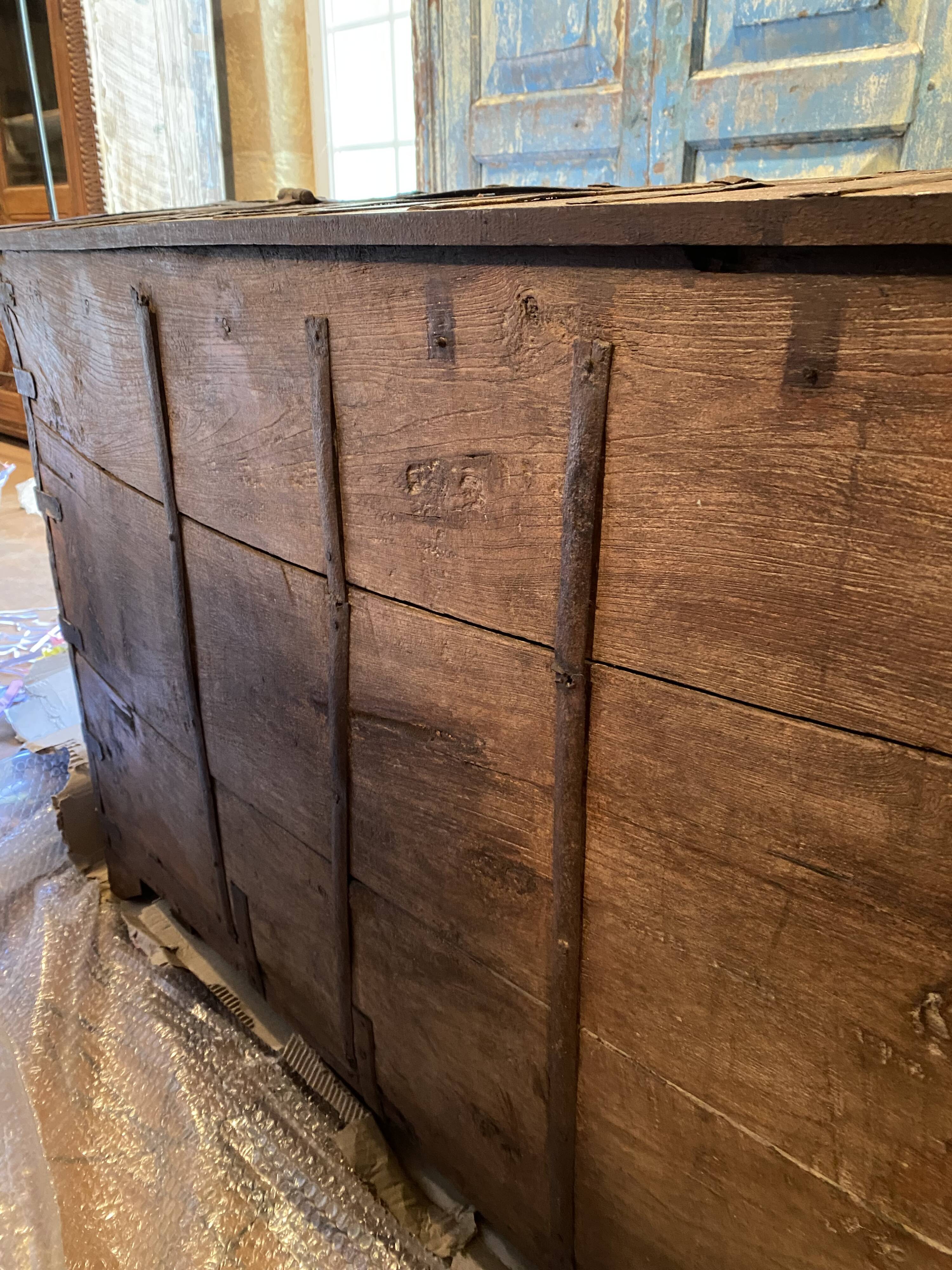 Indian chest in wood and green patinated metal
