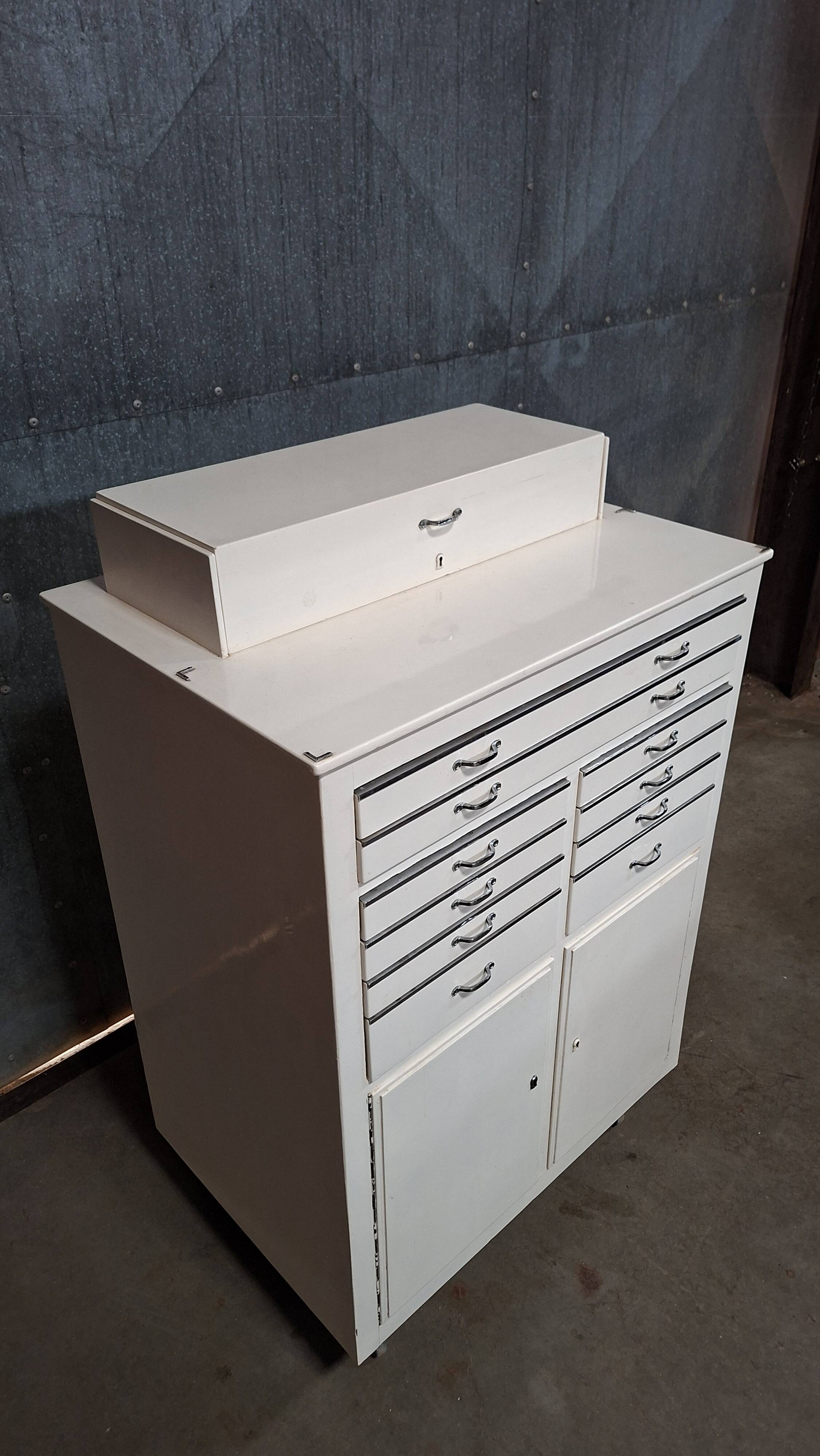 Meuble dentiste sur roulettes / meuble médical / commode à tiroirs