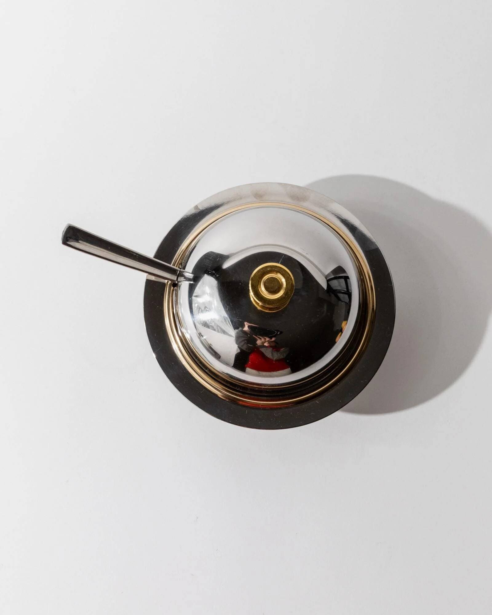 Vintage set of 2 stainless steel bowls with lids, 1980s, with gold details.