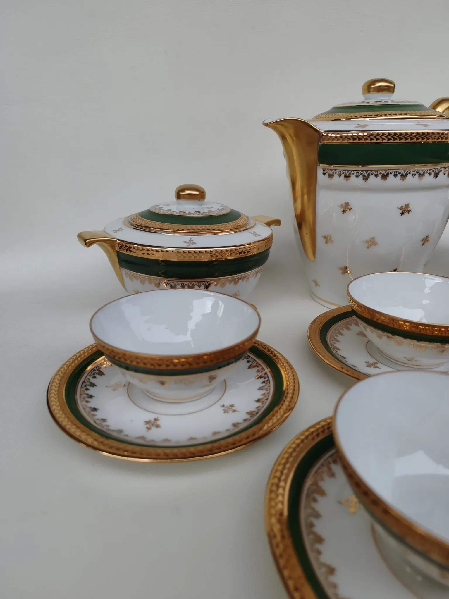 Limoges porcelain coffee service from the 1950s. For 6 people.