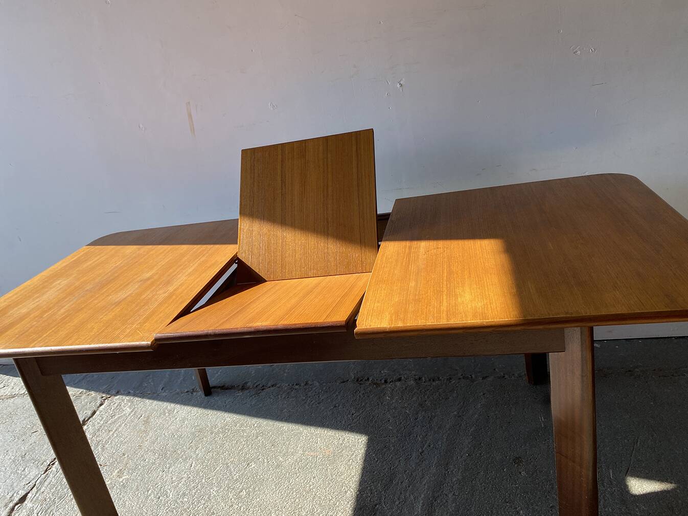 Table à manger G Plan moderne du milieu du siècle rare des années 1960 avec pieds inclinés