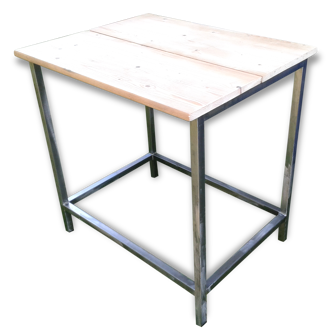 Jolie table, ou console, au piétement en métal brossé et plateau sapin.