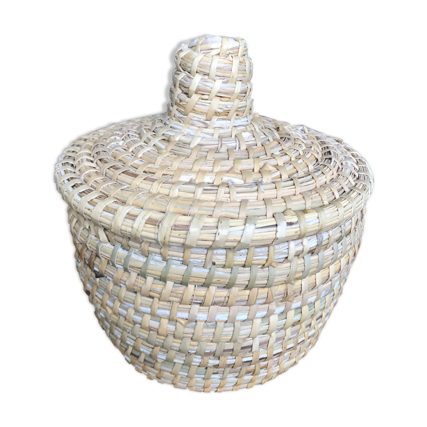 Round wicker basket with lid