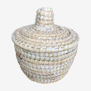 Round wicker basket with lid