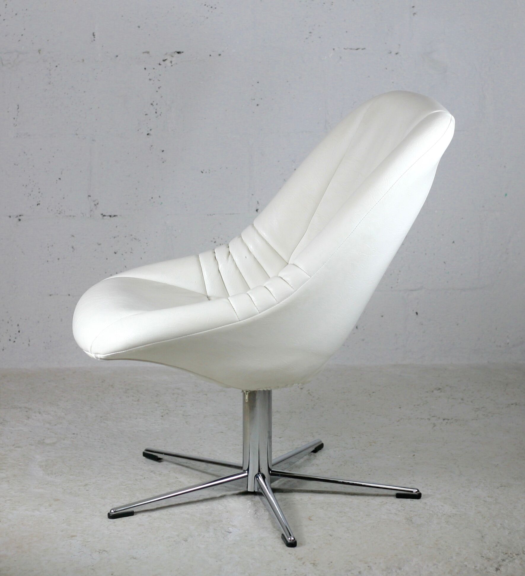 Armchair "Space Age", steel, fiberglass and imitation leather, France, circa 1970