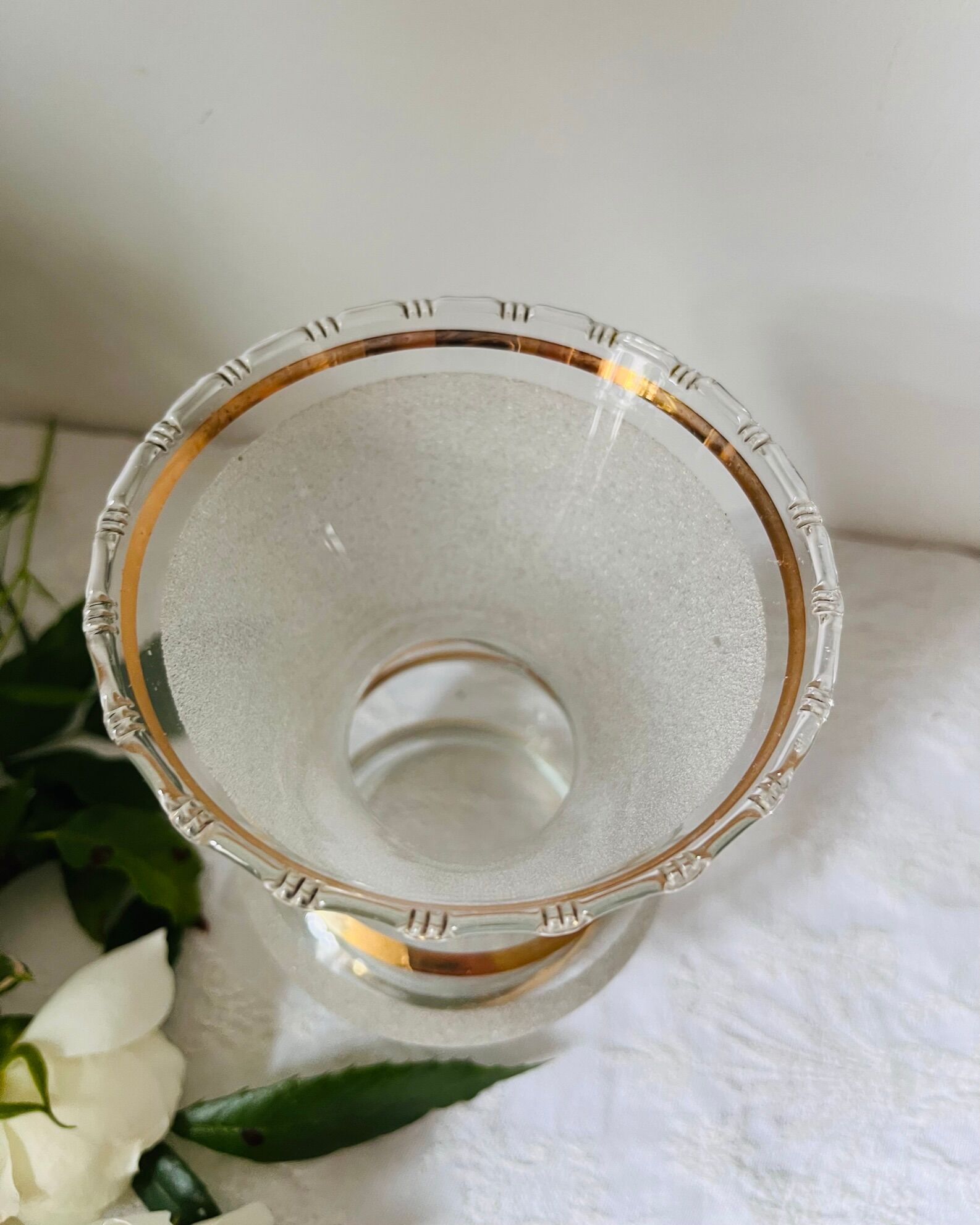 Vase en verre granité blanc, liseré doré, années 50