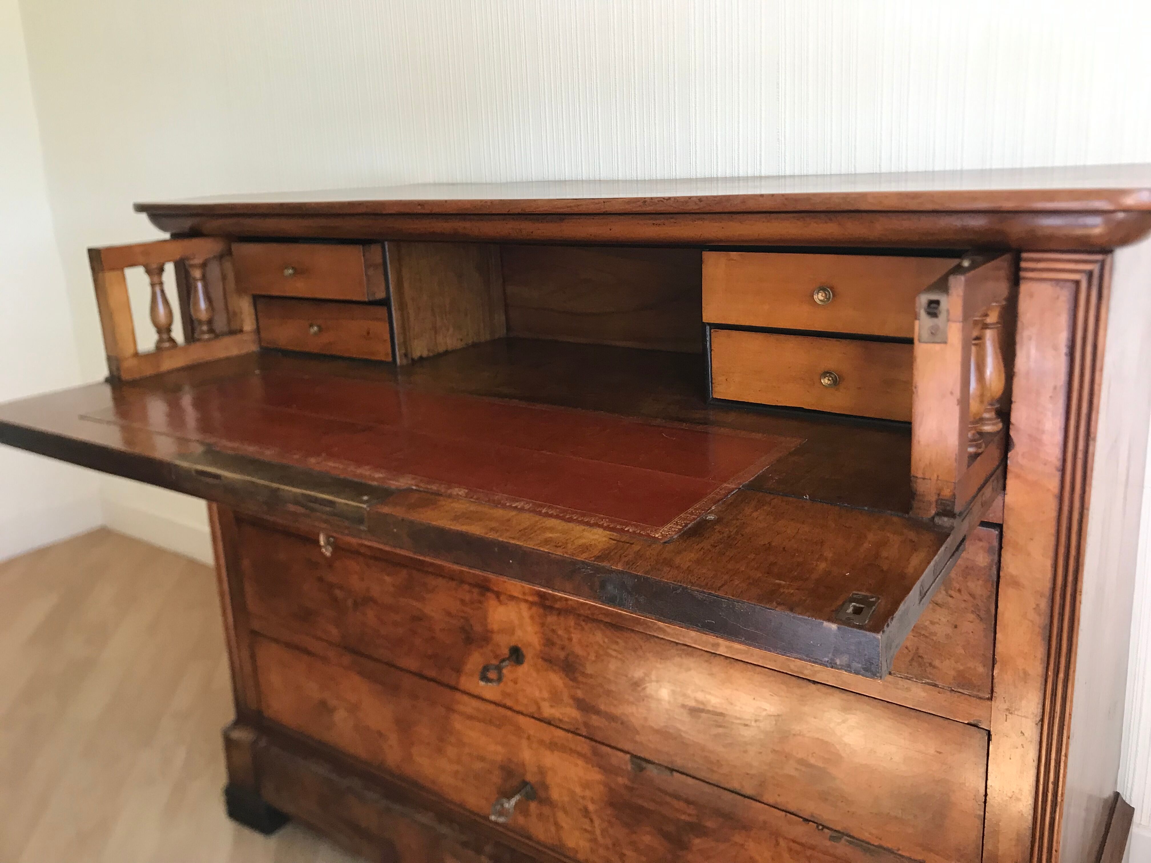 Convenient secretary