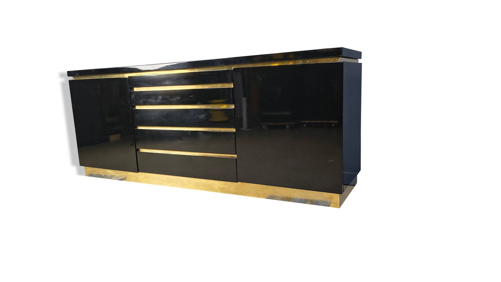 Buffet en laiton et laque par Jean Claude Mahey, années 1970.