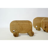 Ensemble de trois éléphants en bois à roulette