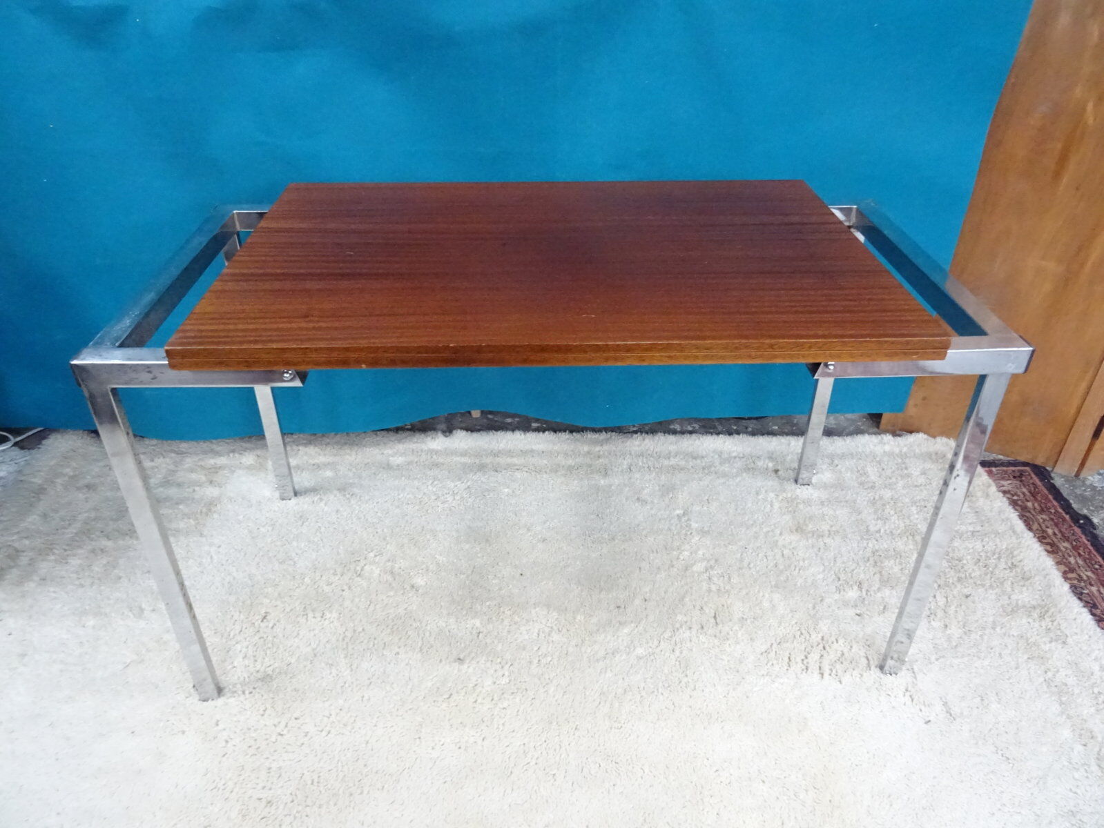 Extendable rise and fall table