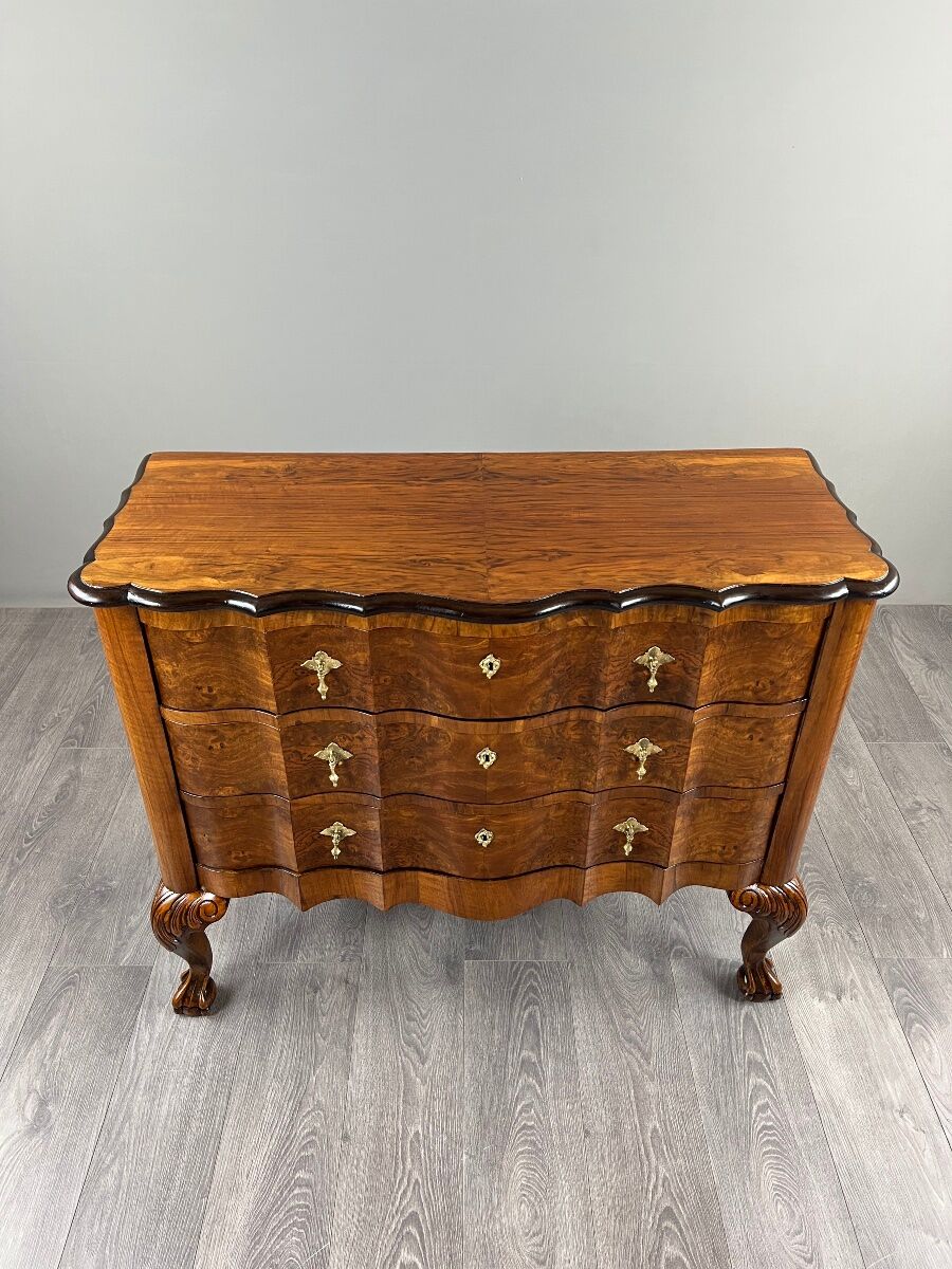 Commode de style Louis XV en placage de loupe de noyer, XXe siècle