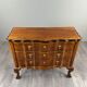 Commode de style Louis XV en placage de loupe de noyer, XXe siècle