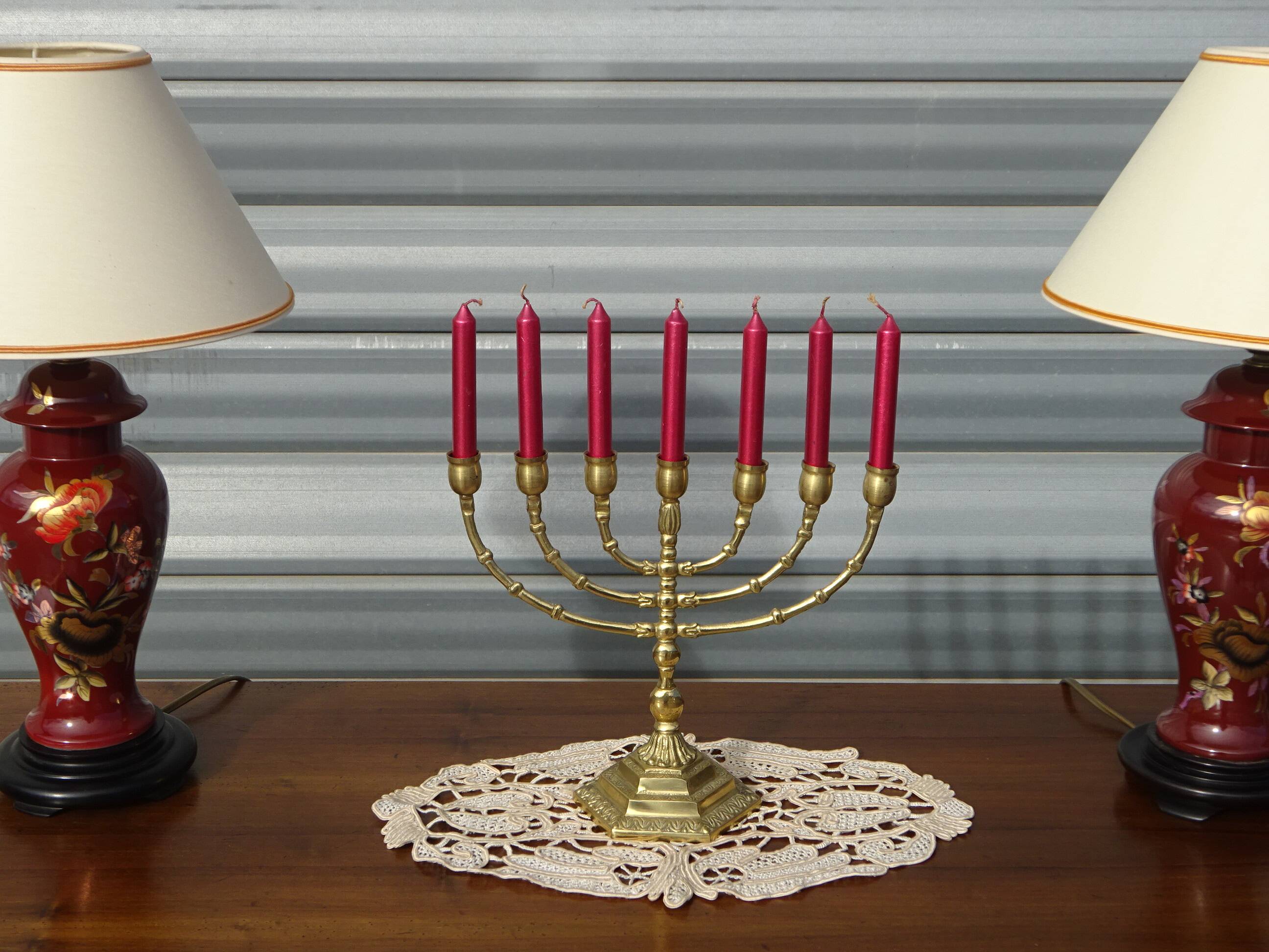 7-branch chandelier, in gilded brass, signed Wainberg.