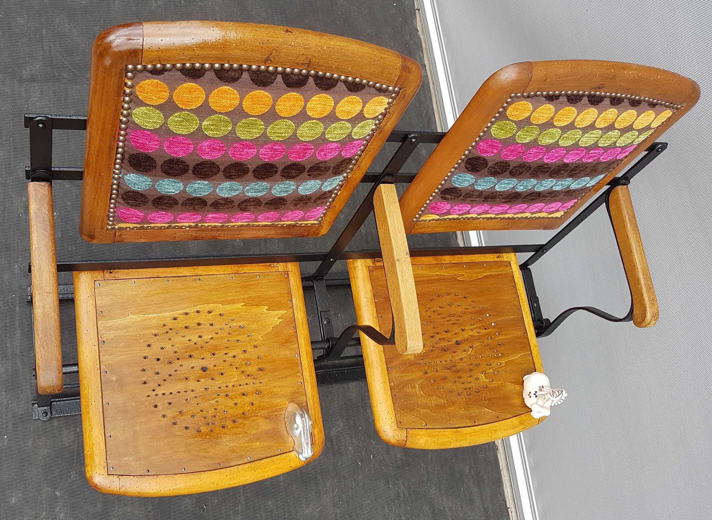 Sièges théâtre cinéma appairés 1900 tissu pois