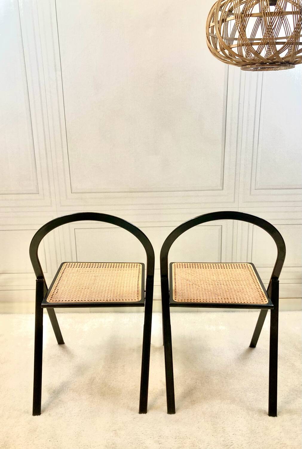 Paire de chaises Giorgio Cattelan – métal noir et cannage