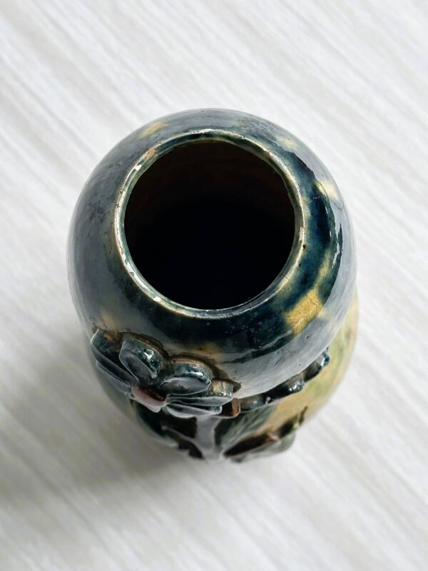 Vase vintage céramique émaillée – Motifs floraux en relief