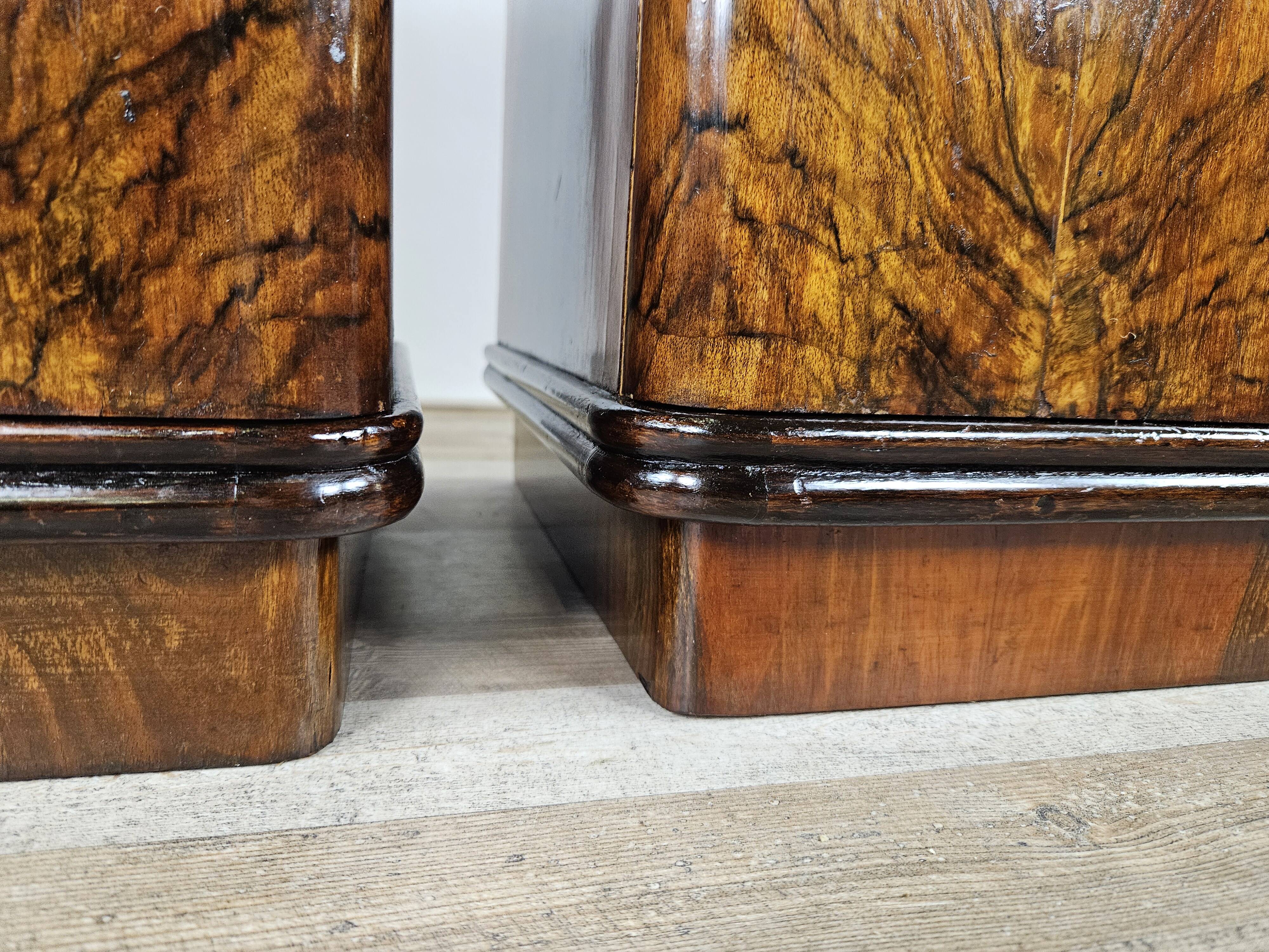 1940 Art Decò nightstands in walnut with door and shelf