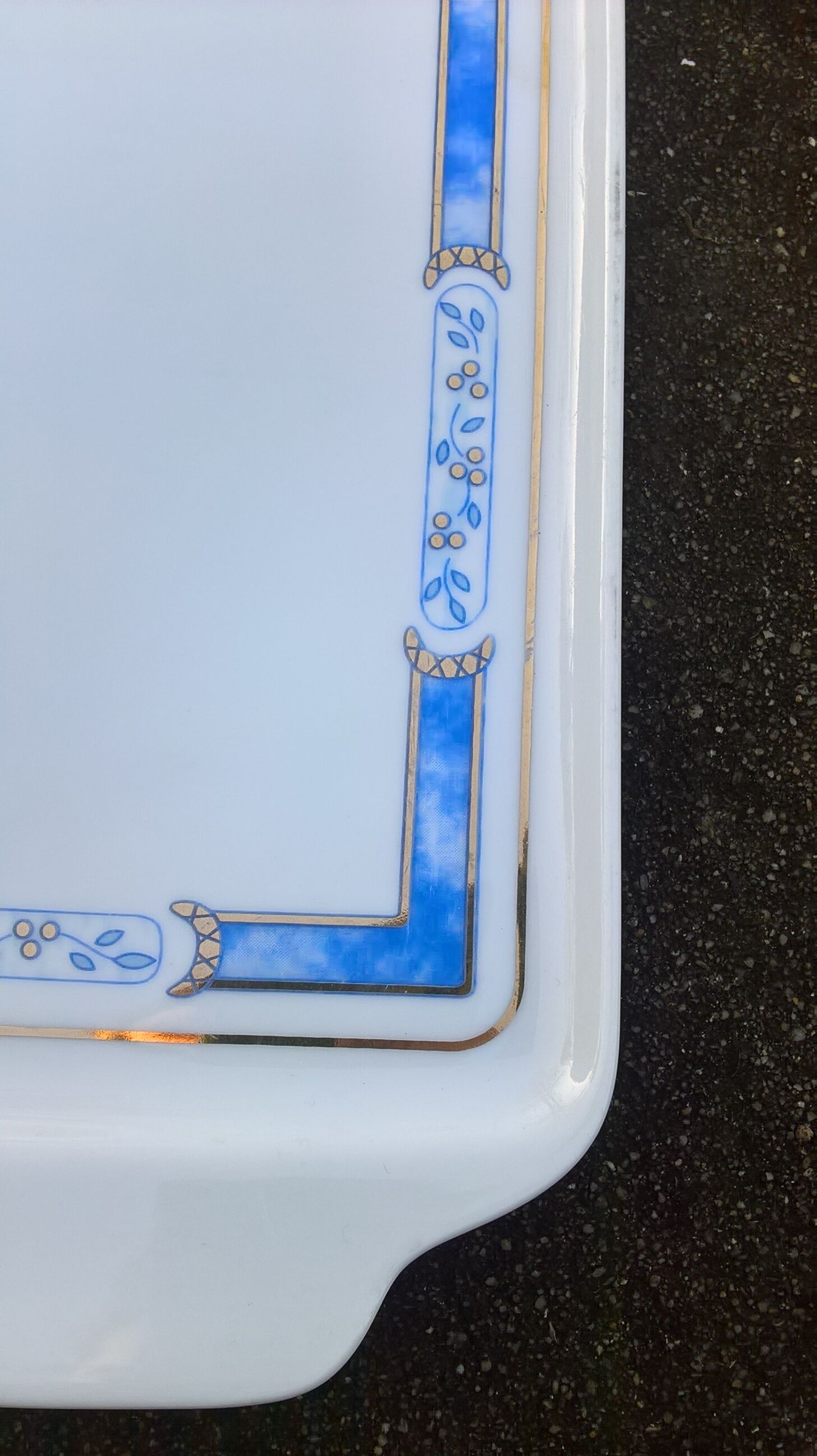 Porcelain cake dish