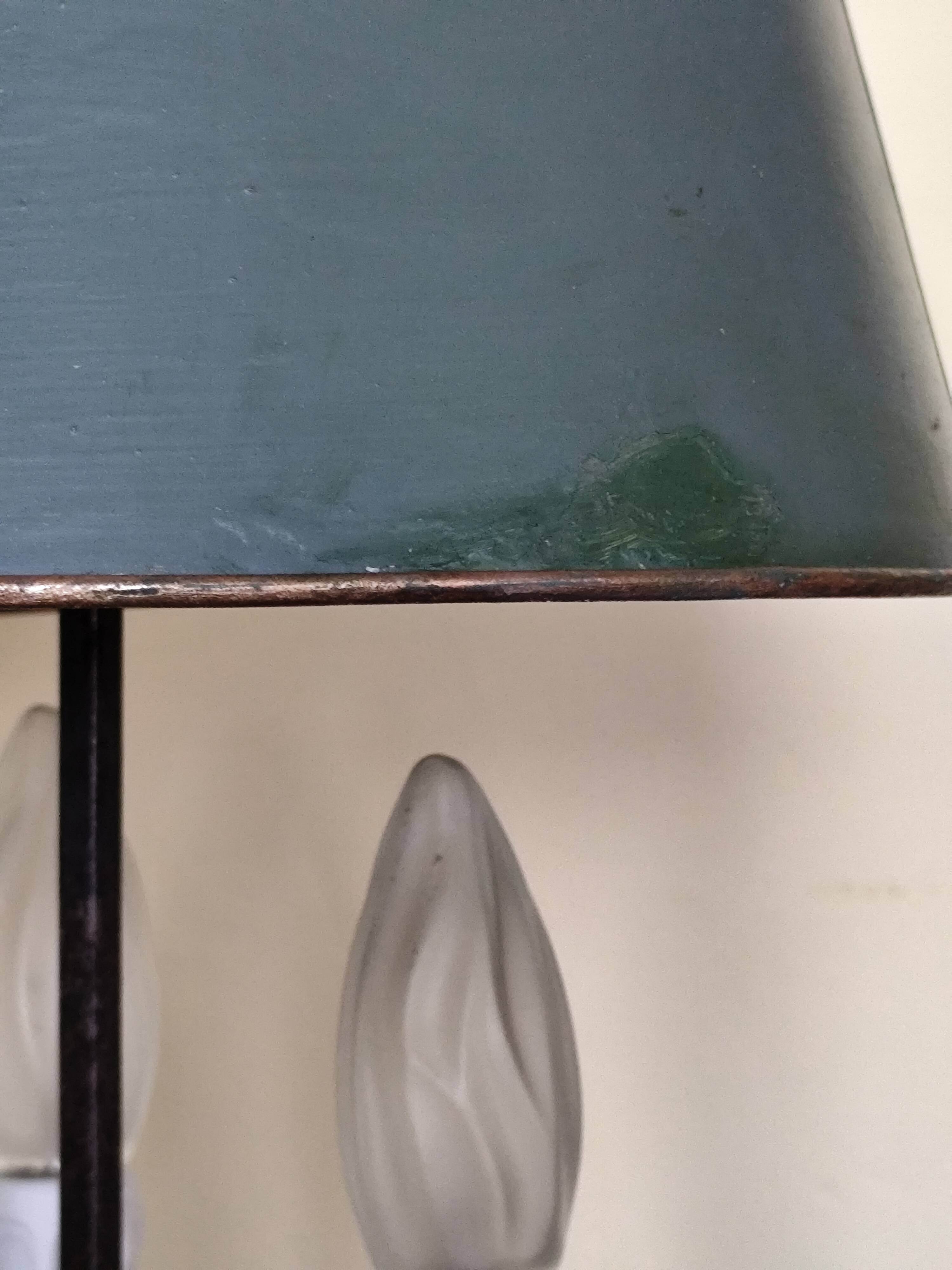 Three-light bouillotte lamp in gold metal, desk lamp.