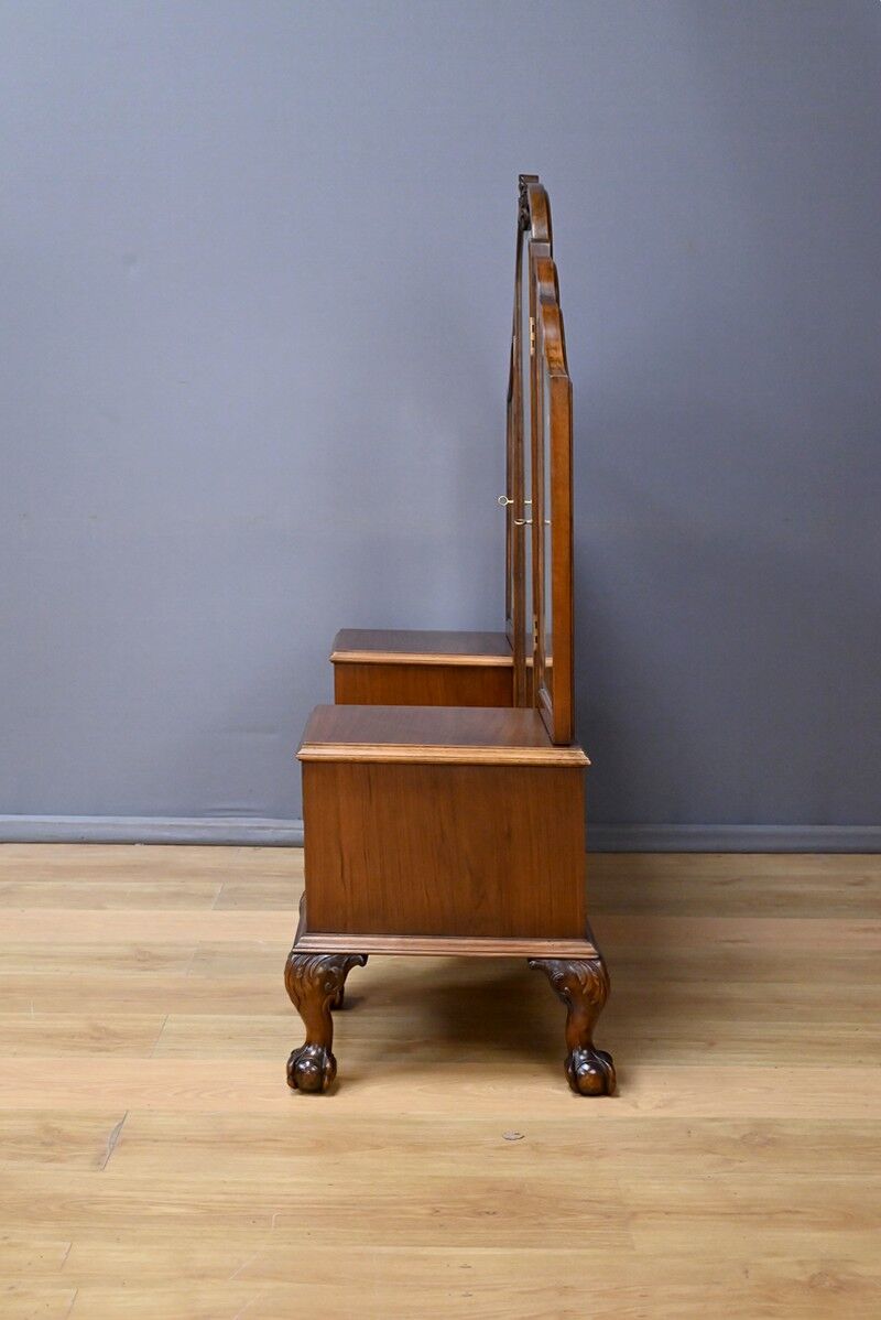 Walnut dressing table, Chippendale style, England – 1930