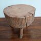 Table basse tripode brutaliste en bois massif