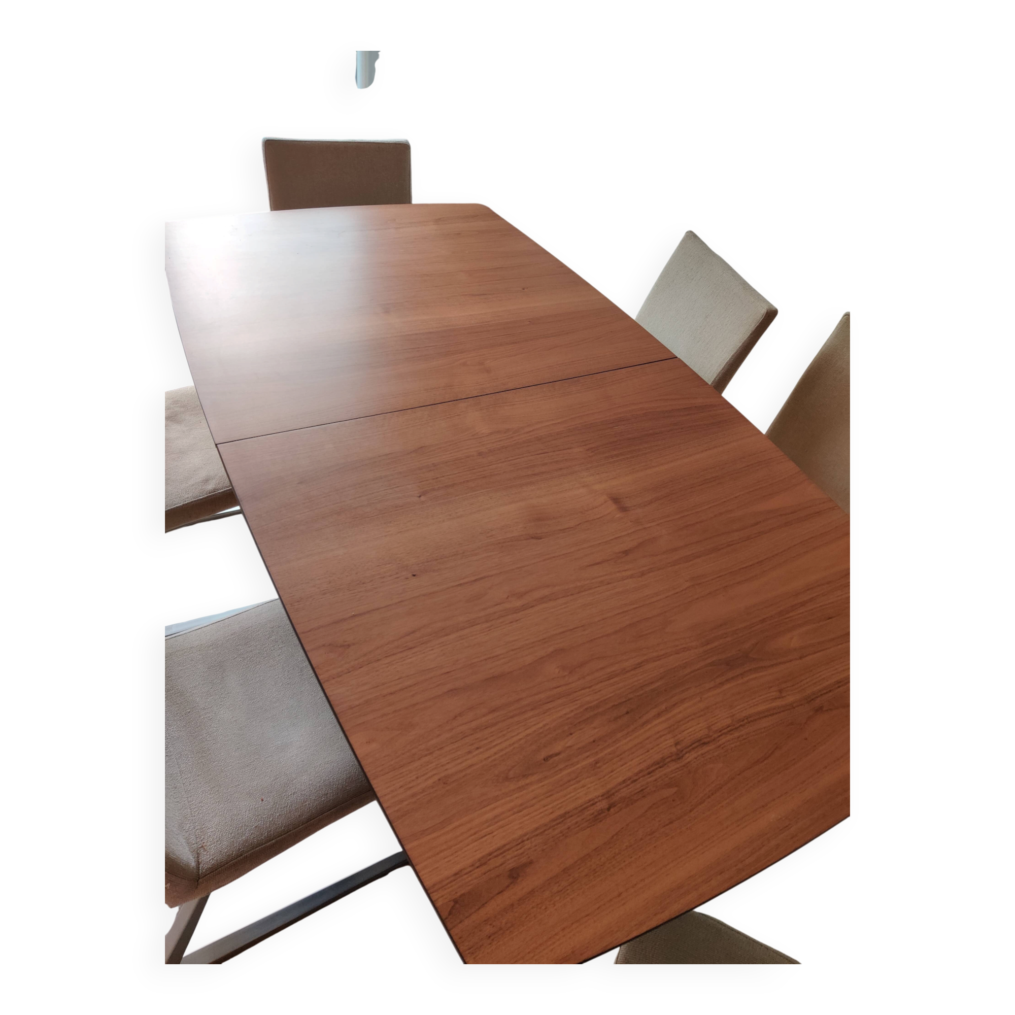 Magnificent dining table from Boconcept, model Fiorentina.